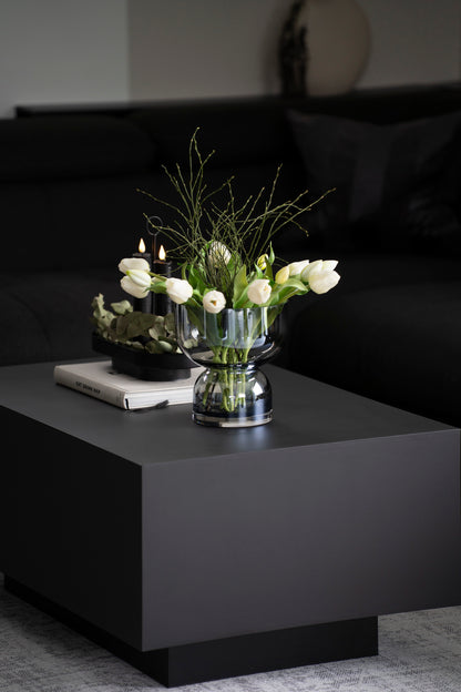 Elegante Glasschale auf Fuß in Grau mit spiegelndem Blauschimmer