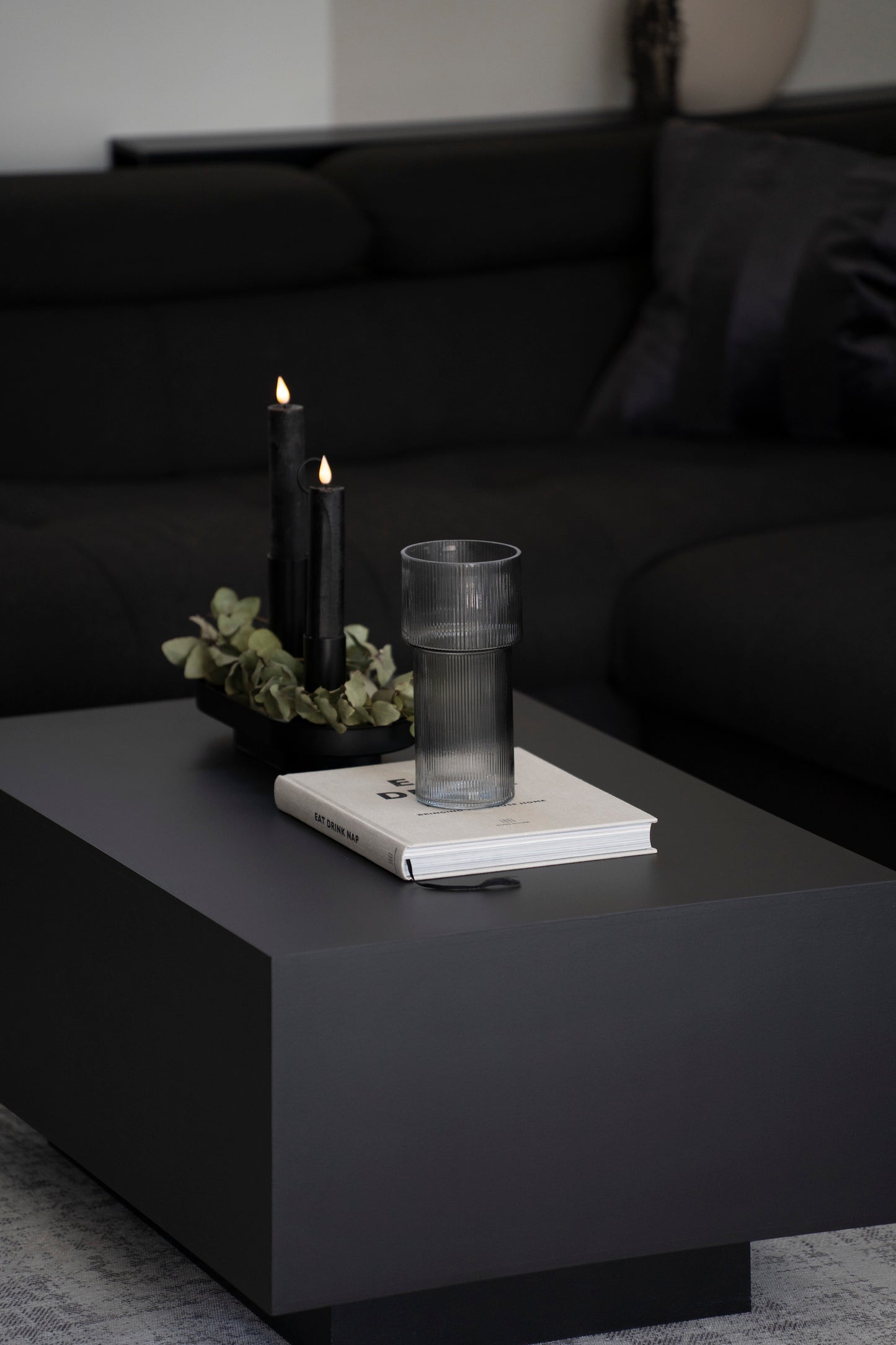 Elegante Glasvase mit Rillenstruktur in Grau – 22,8 cm