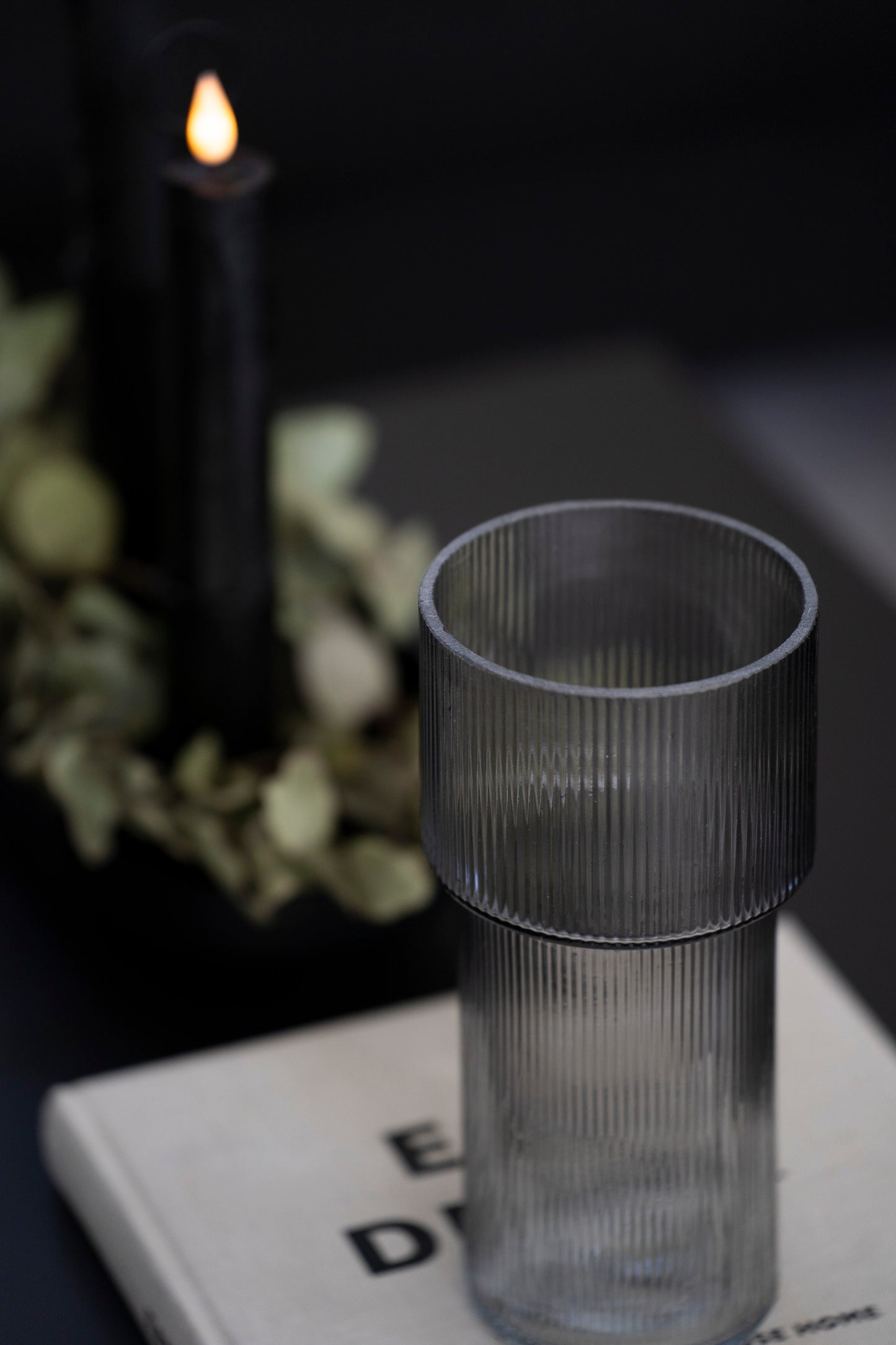 Elegante Glasvase mit Rillenstruktur in Grau – 22,8 cm