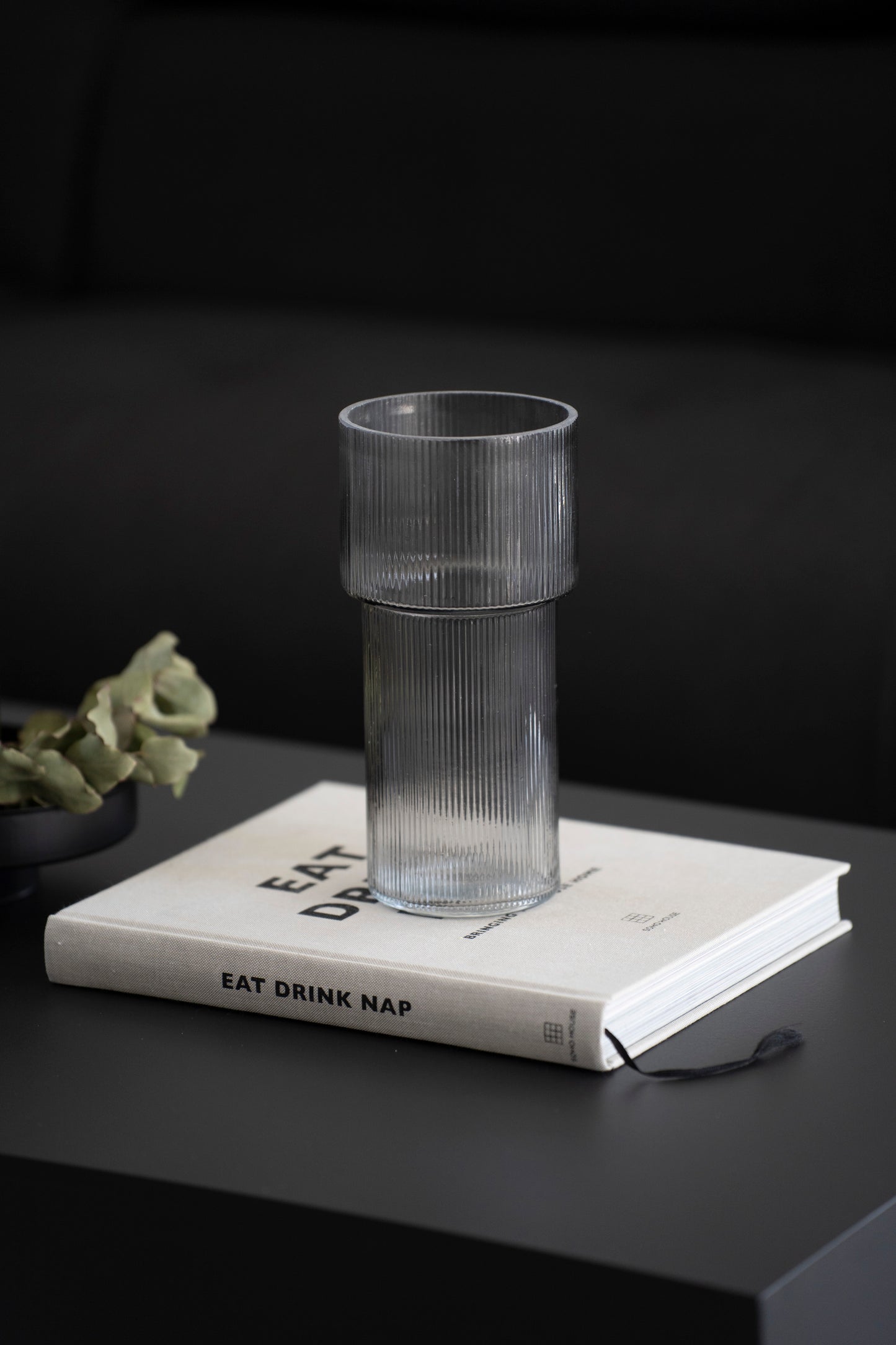 Elegante Glasvase mit Rillenstruktur in Grau – 22,8 cm