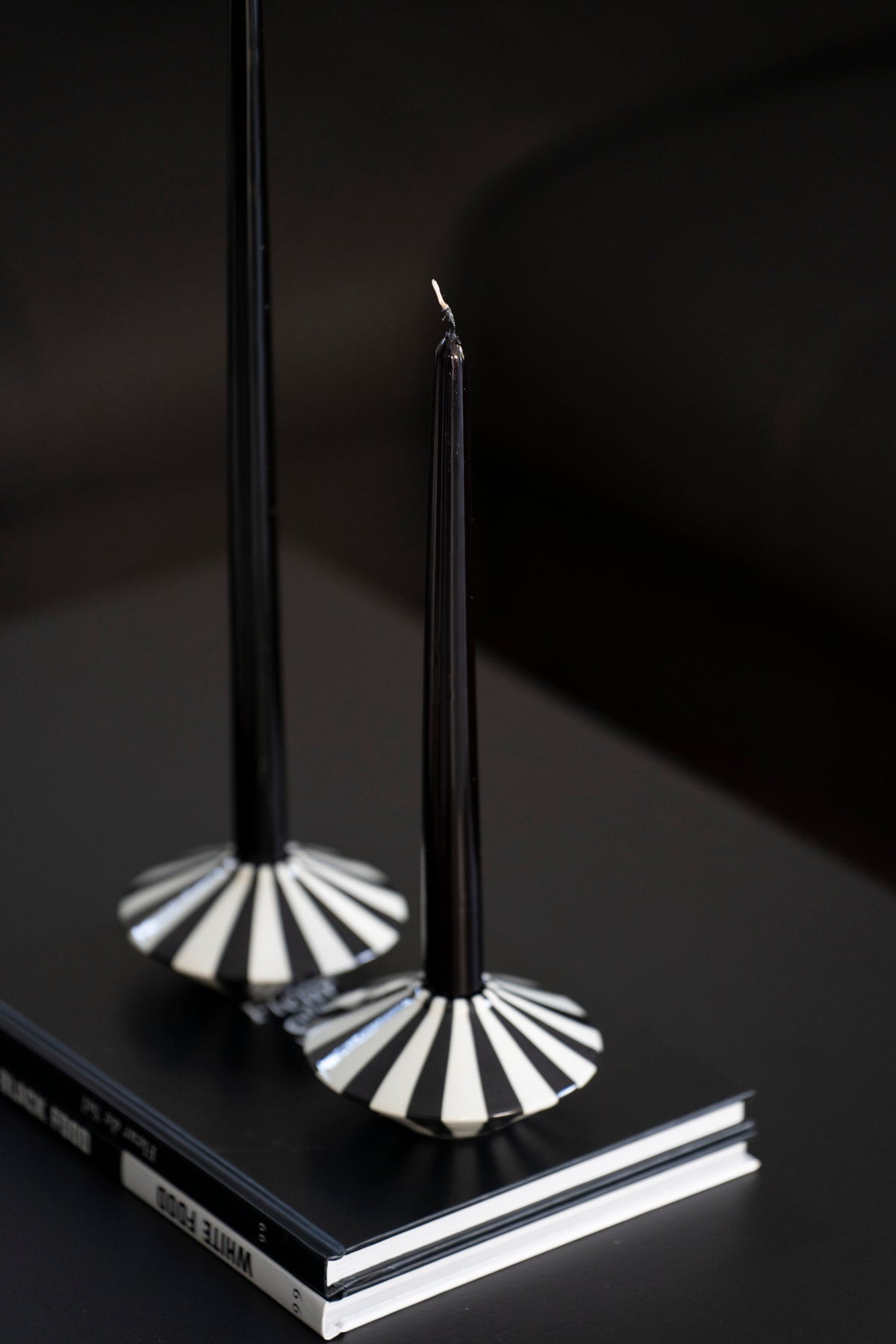 Elegante Spitzkerze Schwarz lackiert ∅22 mm – Handgezogen