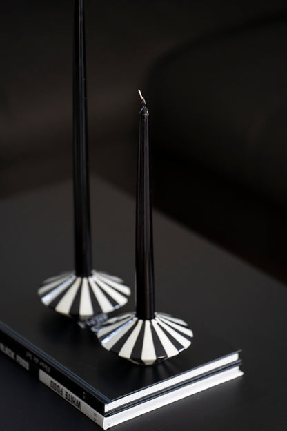 Elegante Spitzkerze Schwarz lackiert ∅22 mm – Handgezogen