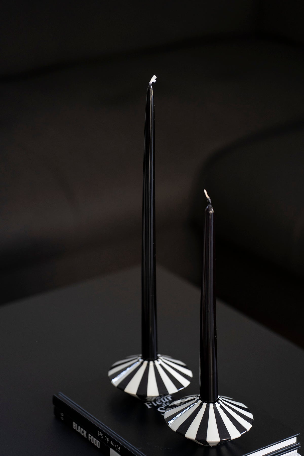 Elegante Spitzkerze Schwarz lackiert ∅22 mm – Handgezogen