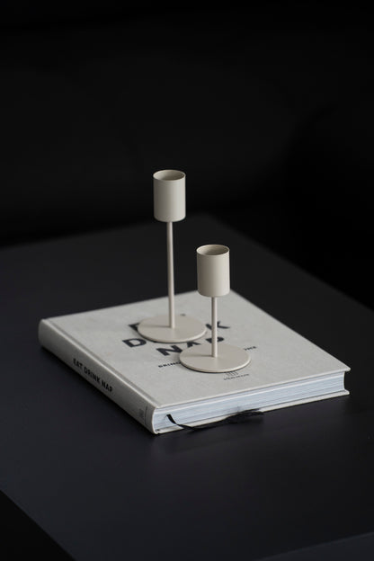 Eleganter Kerzenständer aus Metall für Stabkerzen, Beige