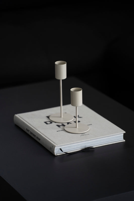 Eleganter Kerzenständer aus Metall für Stabkerzen, Beige