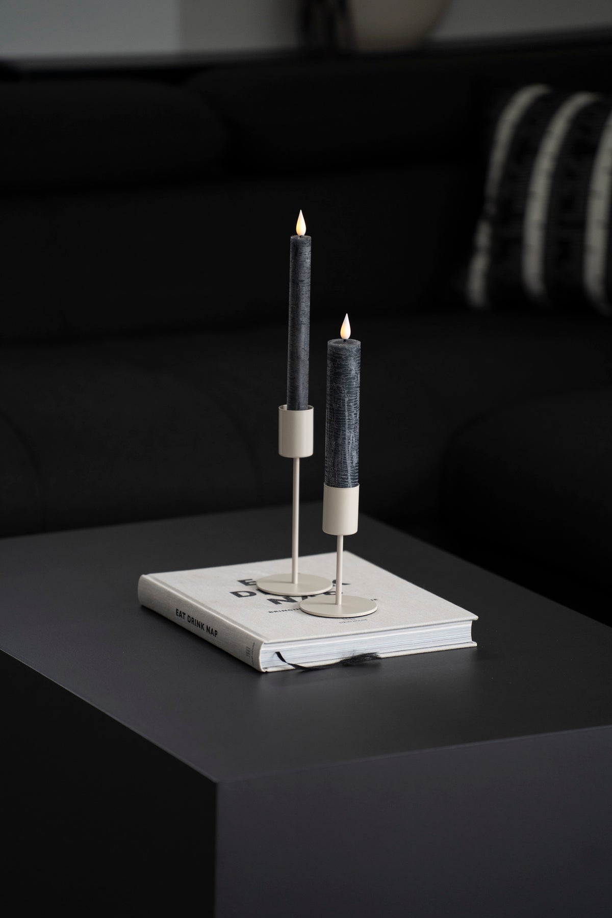 Eleganter Kerzenständer aus Metall für Stabkerzen, Beige