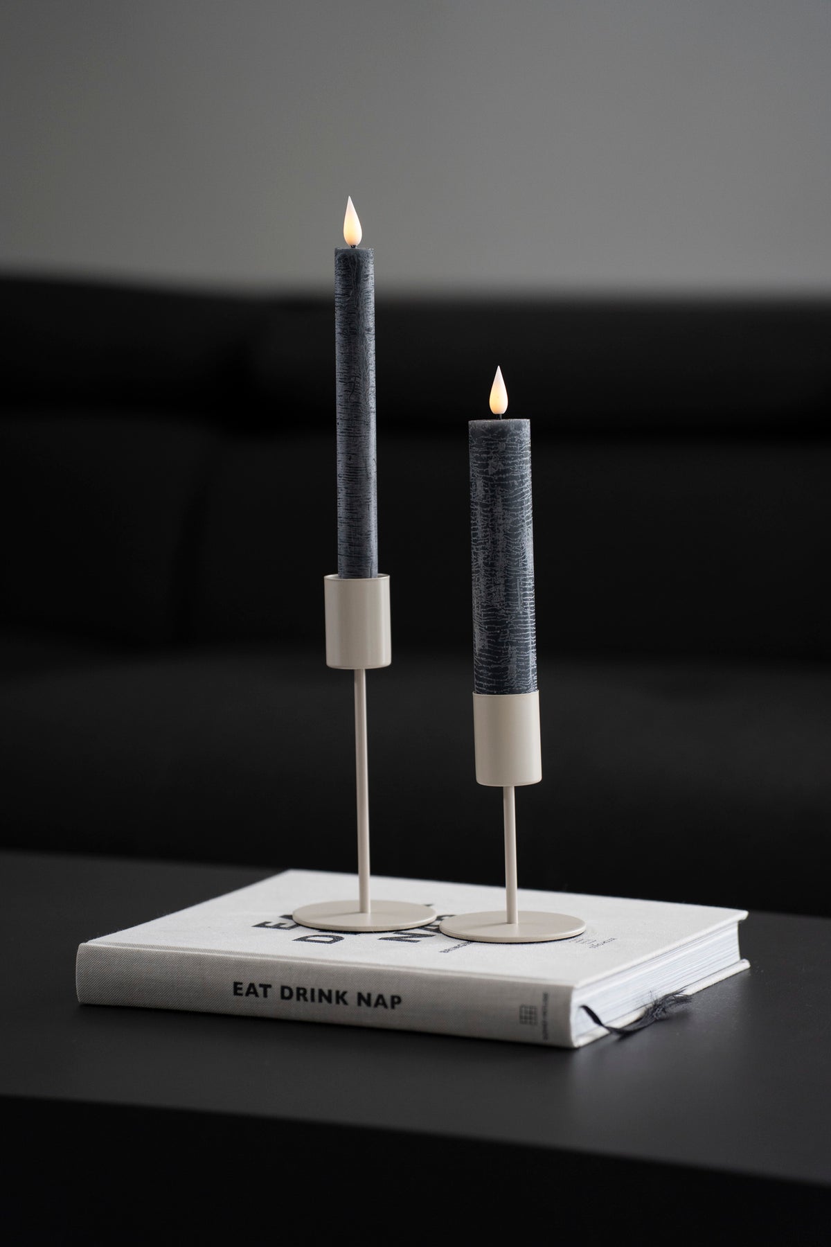 Eleganter Kerzenständer aus Metall für Stabkerzen, Beige