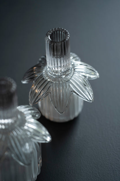 Eleganter Glas Kerzenhalter mit geripptem Blumendesign, Grau