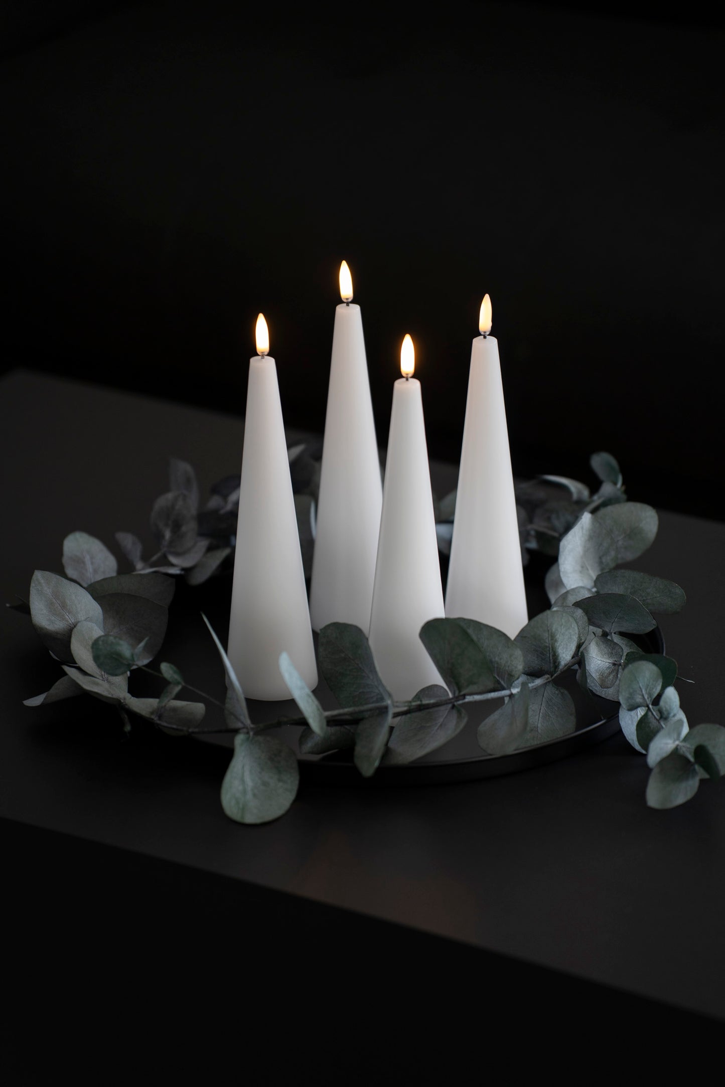 Elegantes LED-Kerzen-Set in Kegelform - 4er-Set mit Fernbedienung (LUMI)