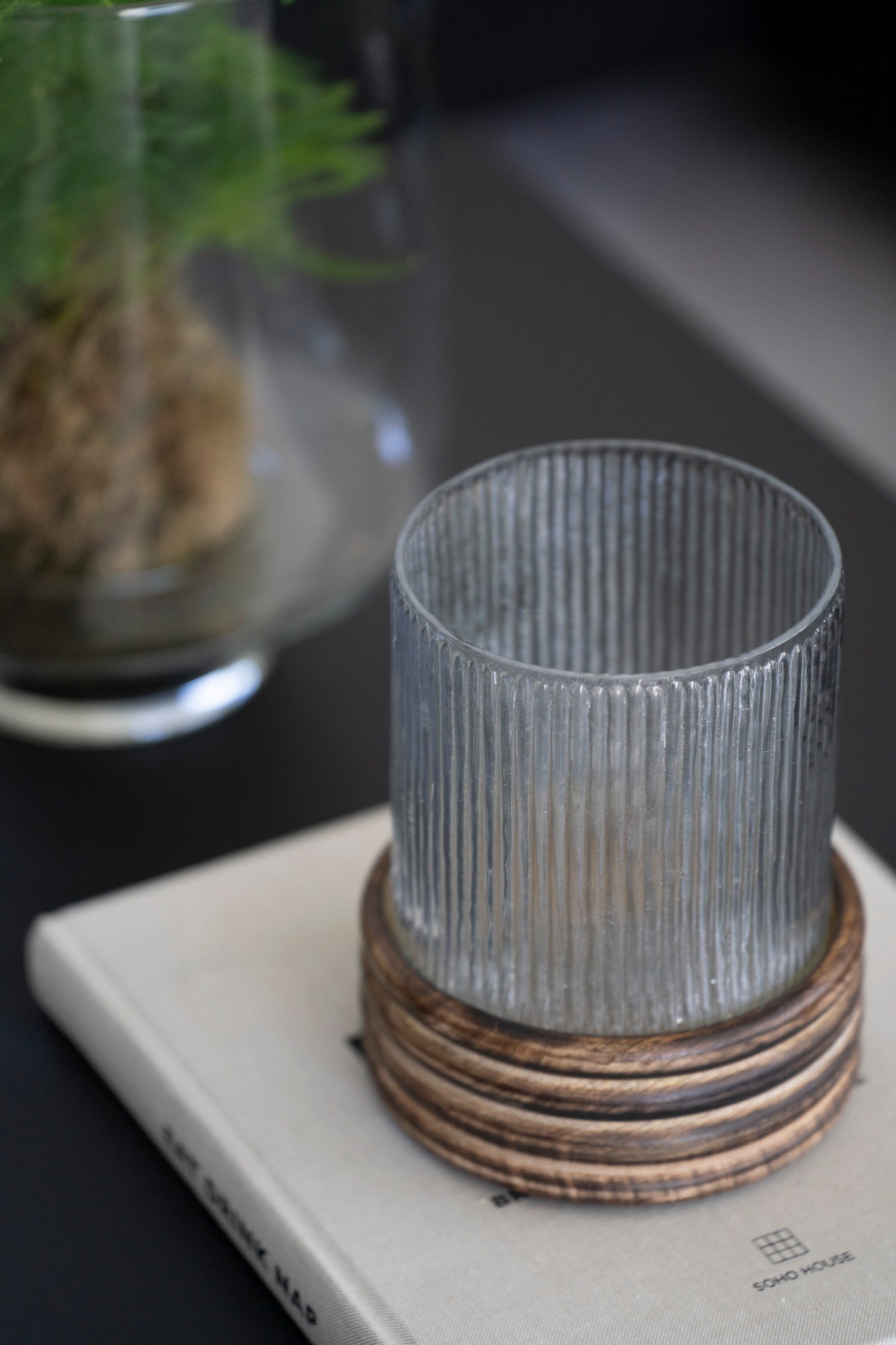 Elegantes Windlicht aus Glas & Mangoholz – 18 cm