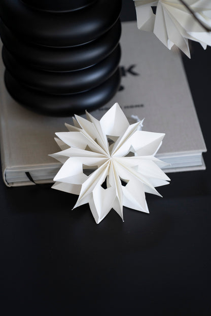 Filigrane Papiersterne zum Hängen, 2er Set, Ø 15 cm, in hellem Cremeton