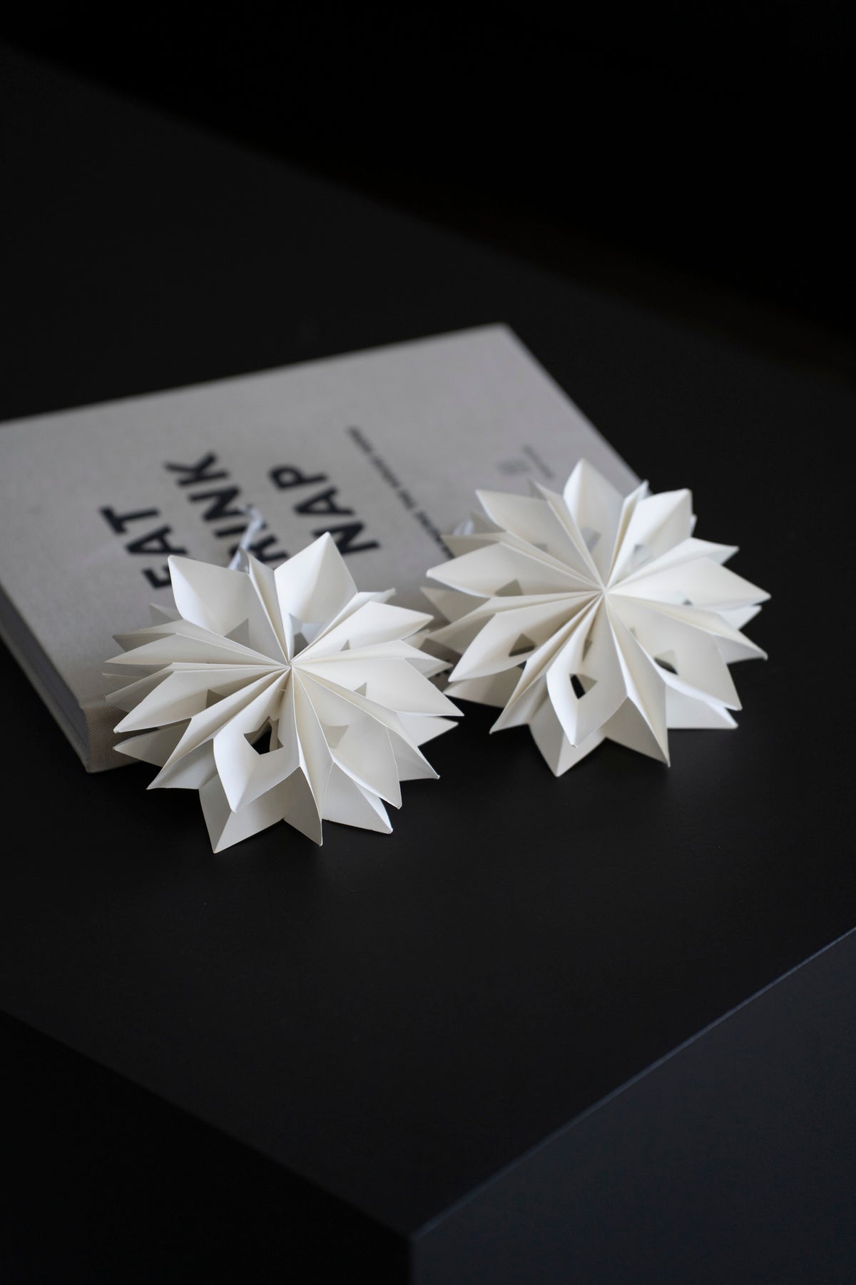Filigrane Papiersterne zum Hängen, 2er Set, Ø 15 cm, in hellem Cremeton
