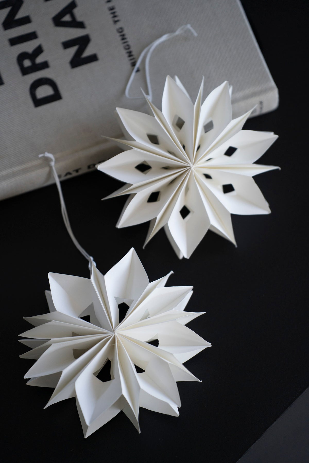 Filigrane Papiersterne zum Hängen, 2er Set, Ø 15 cm, in hellem Cremeton