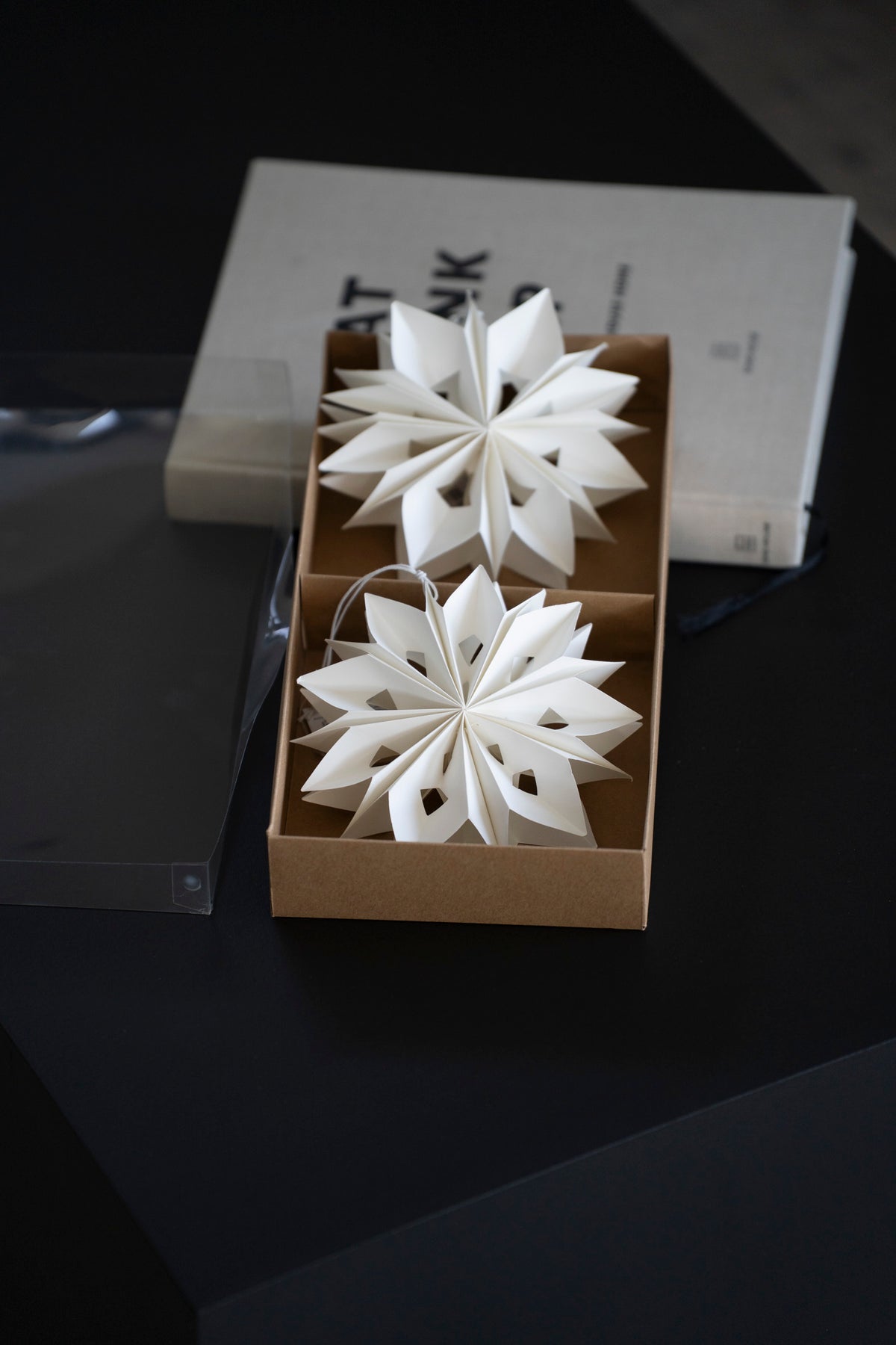 Filigrane Papiersterne zum Hängen, 2er Set, Ø 15 cm, in hellem Cremeton