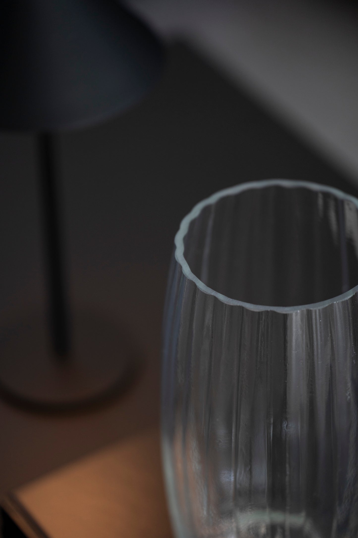 Geriffelte Glasvase in Klar – Zeitlos & Elegant