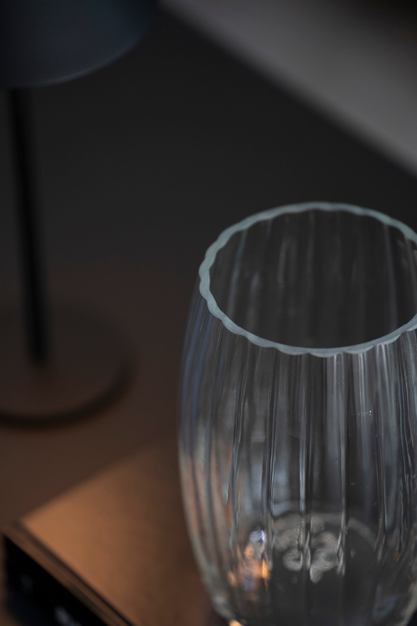 Geriffelte Glasvase in Klar – Zeitlos & Elegant