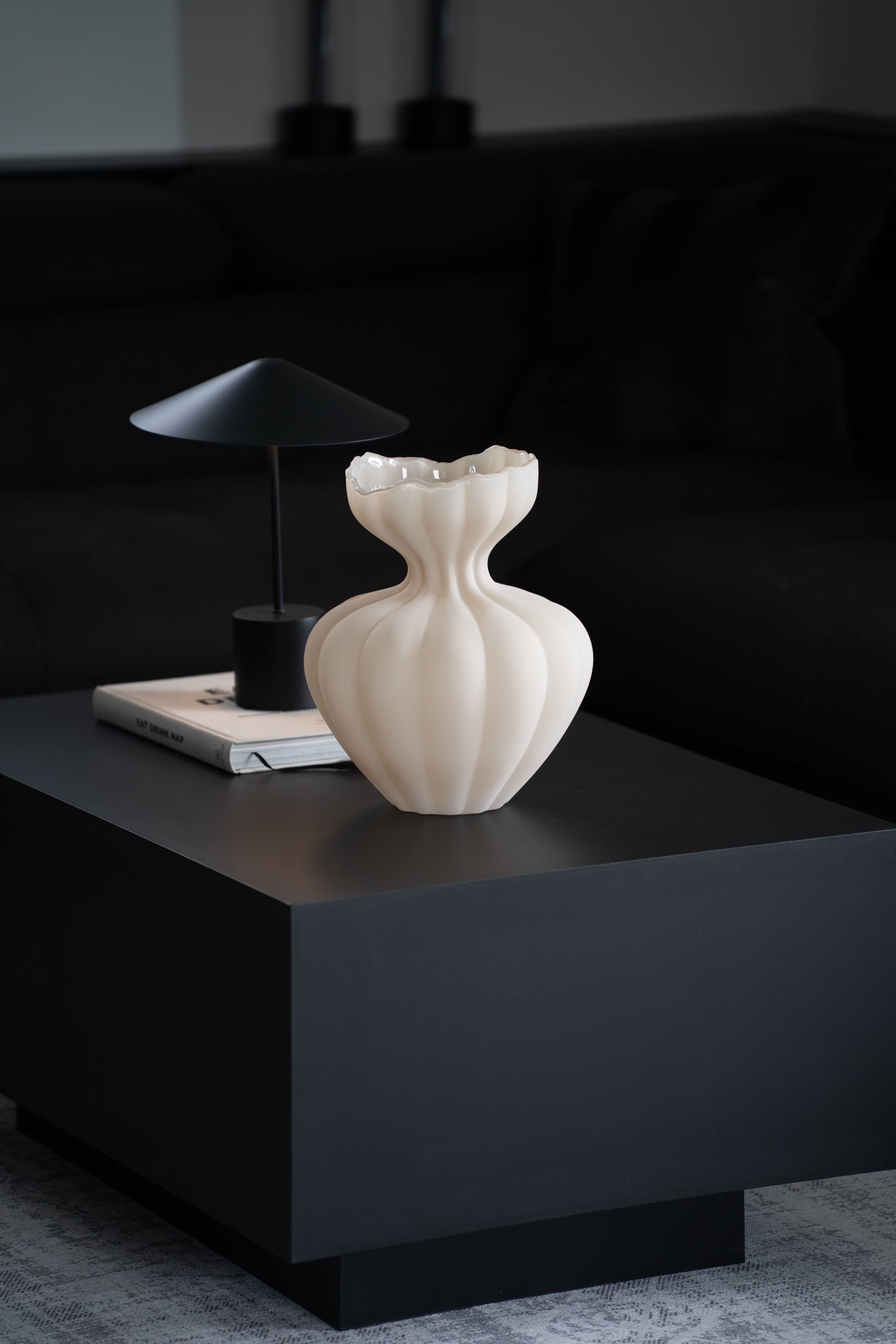 Glasvase cremeweiß matt 33 cm – organische Design Vase modern