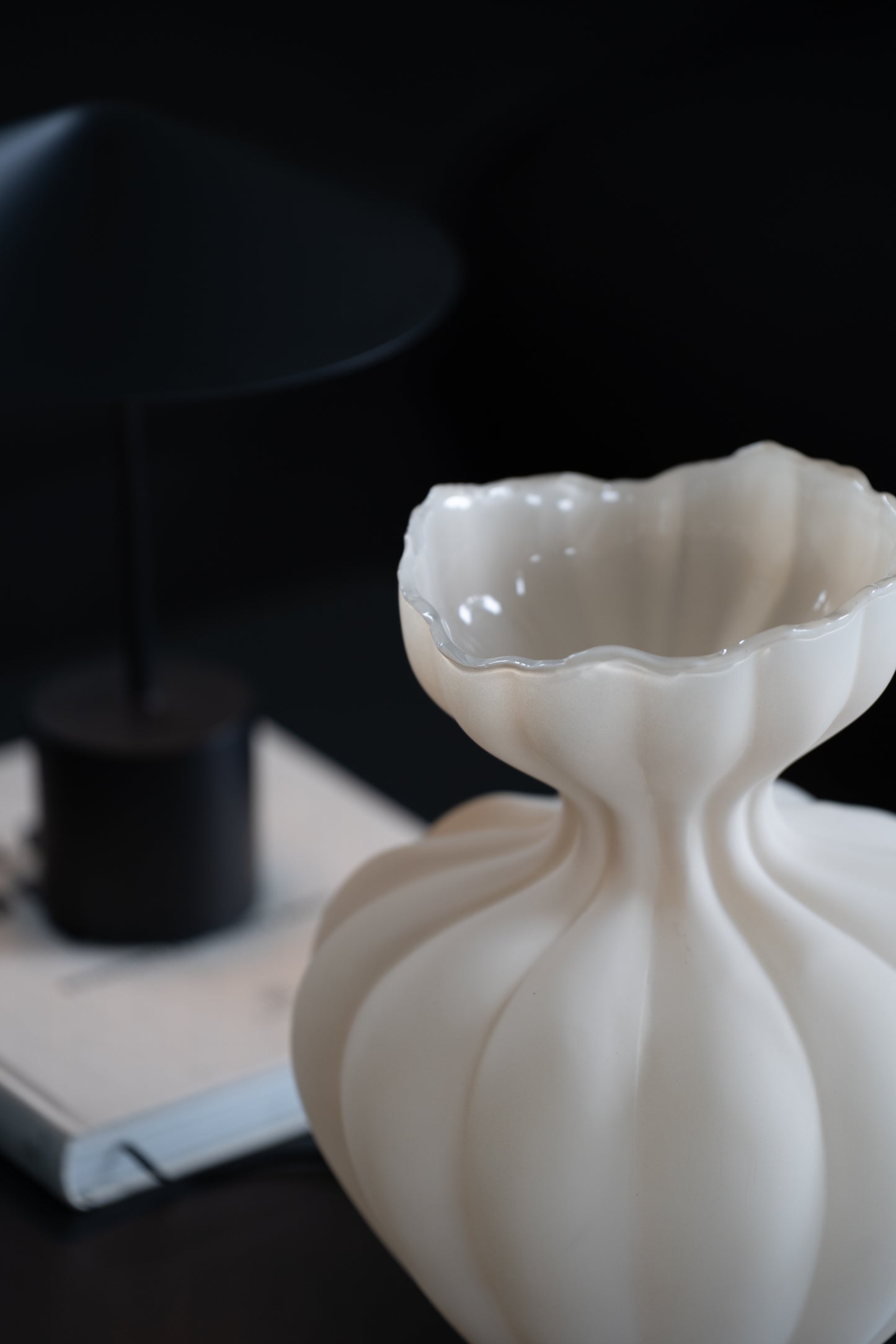 Glasvase cremeweiß matt 33 cm – organische Design Vase modern