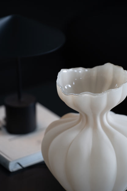 Glasvase cremeweiß matt 33 cm – organische Design Vase modern