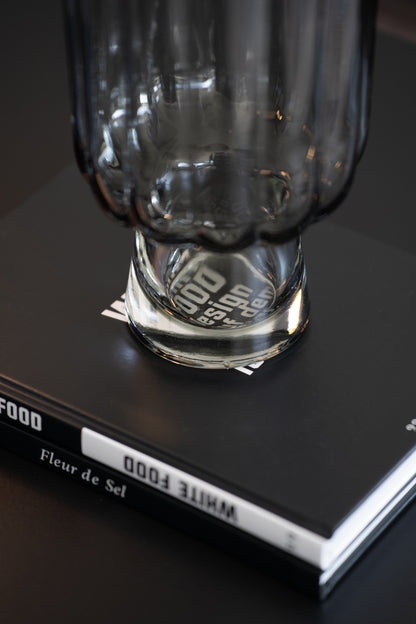 Geriffelte graue Glasvase auf Buch als elegante moderne Tischdekoration