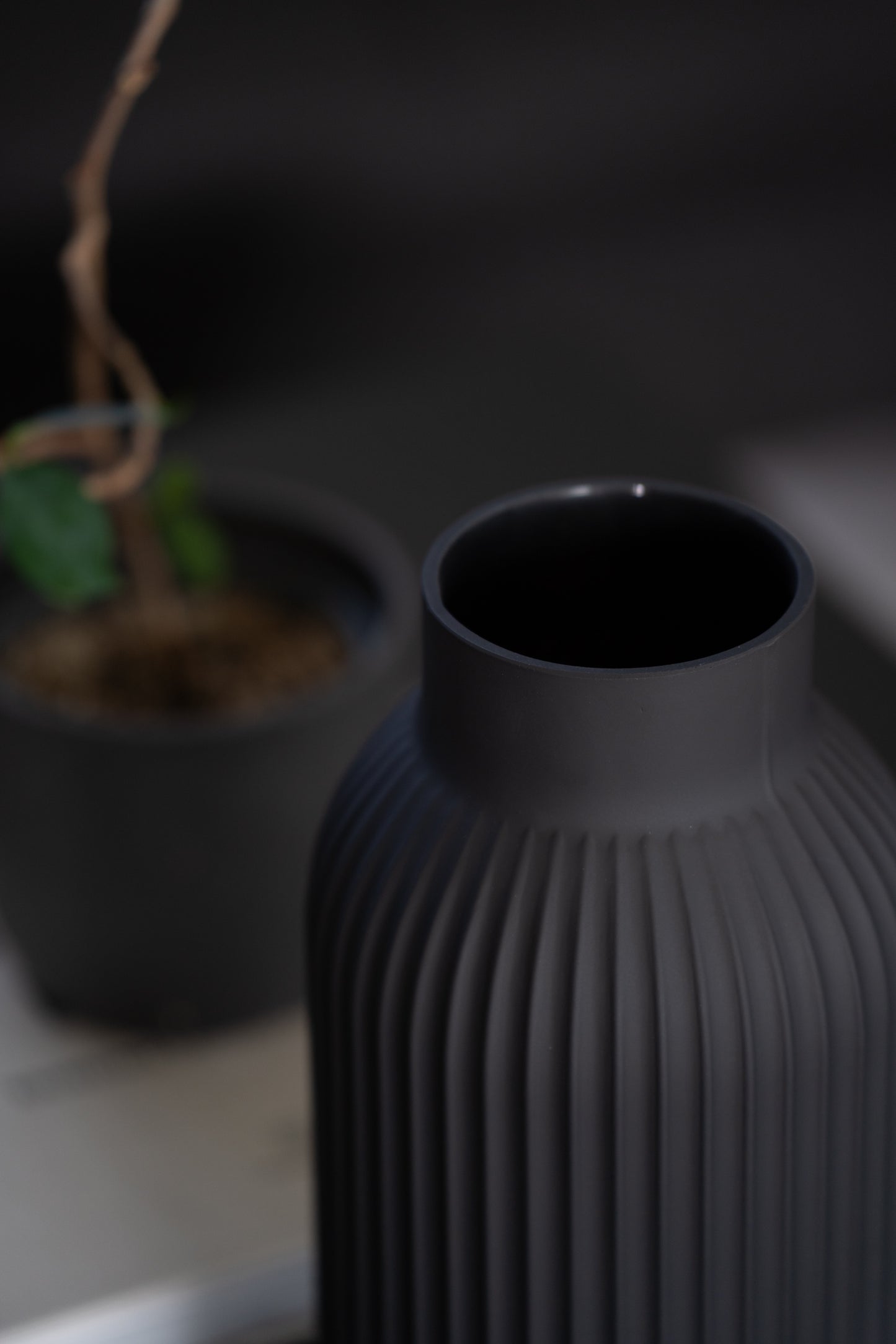 Glasvase Vase Reliefstrucktur Schwart Gerillt Geriffelt