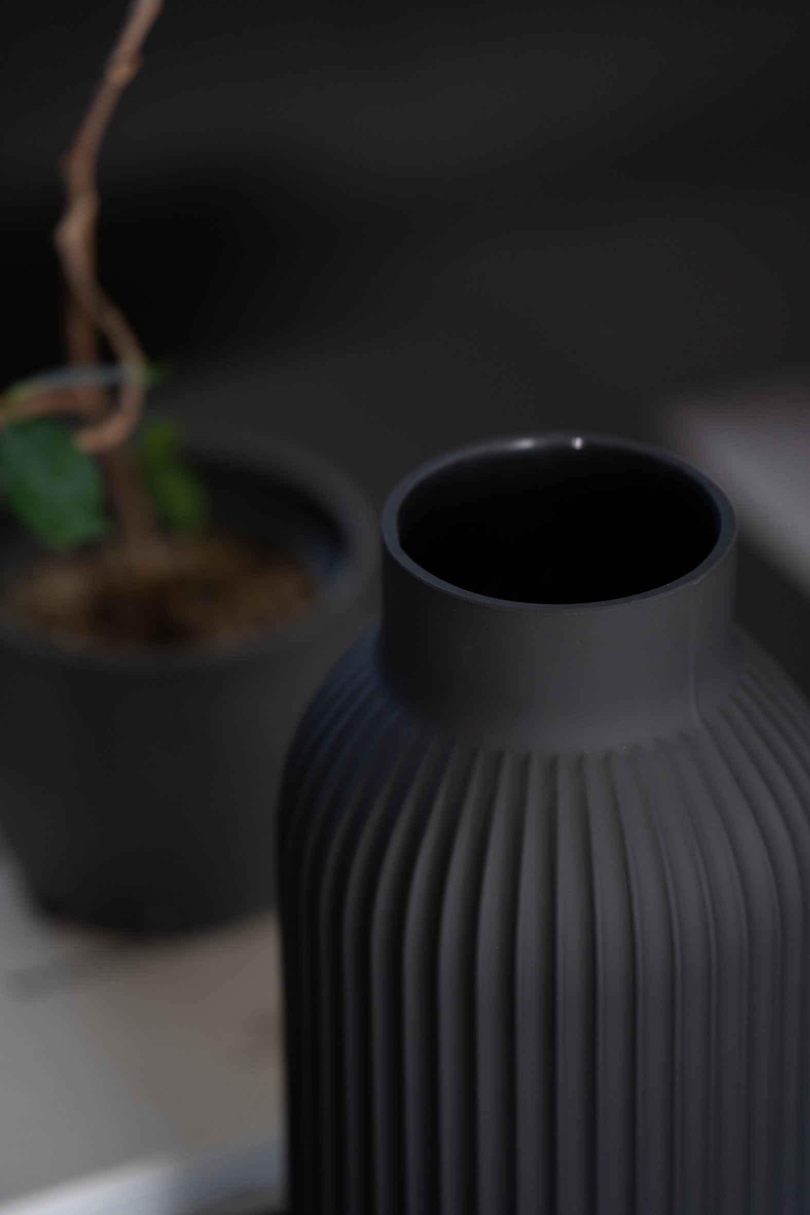 Glasvase Vase Reliefstrucktur Schwart Gerillt Geriffelt