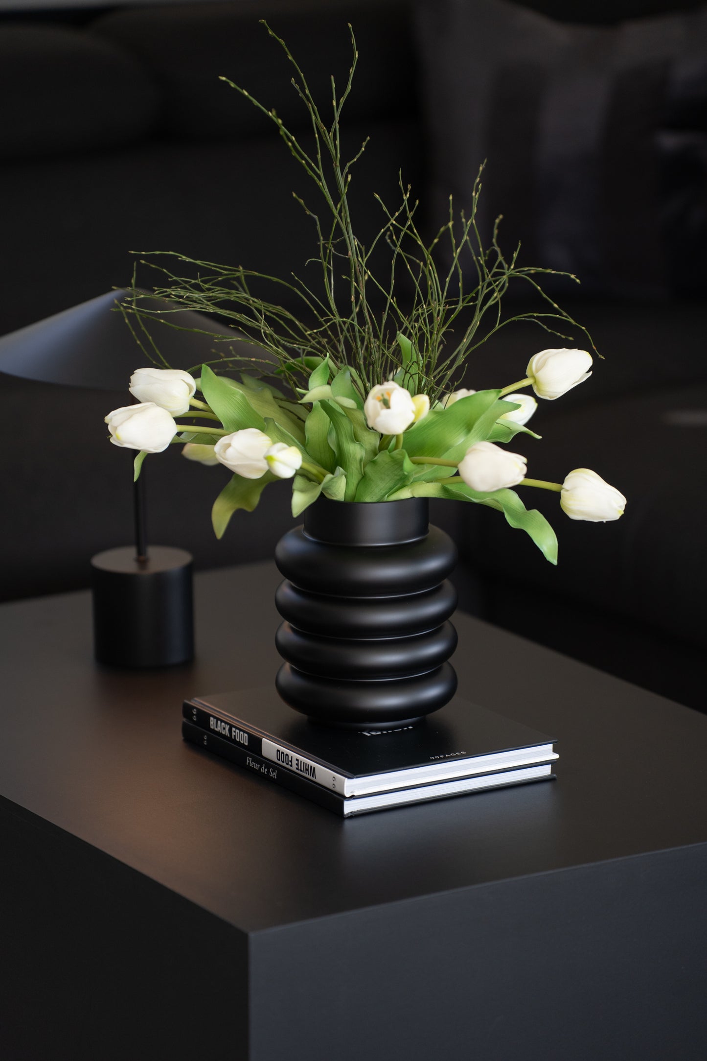 Moderne Glasvase in Schwarz mit geriffelter Oberfläche als Wohnzimmerdekoration