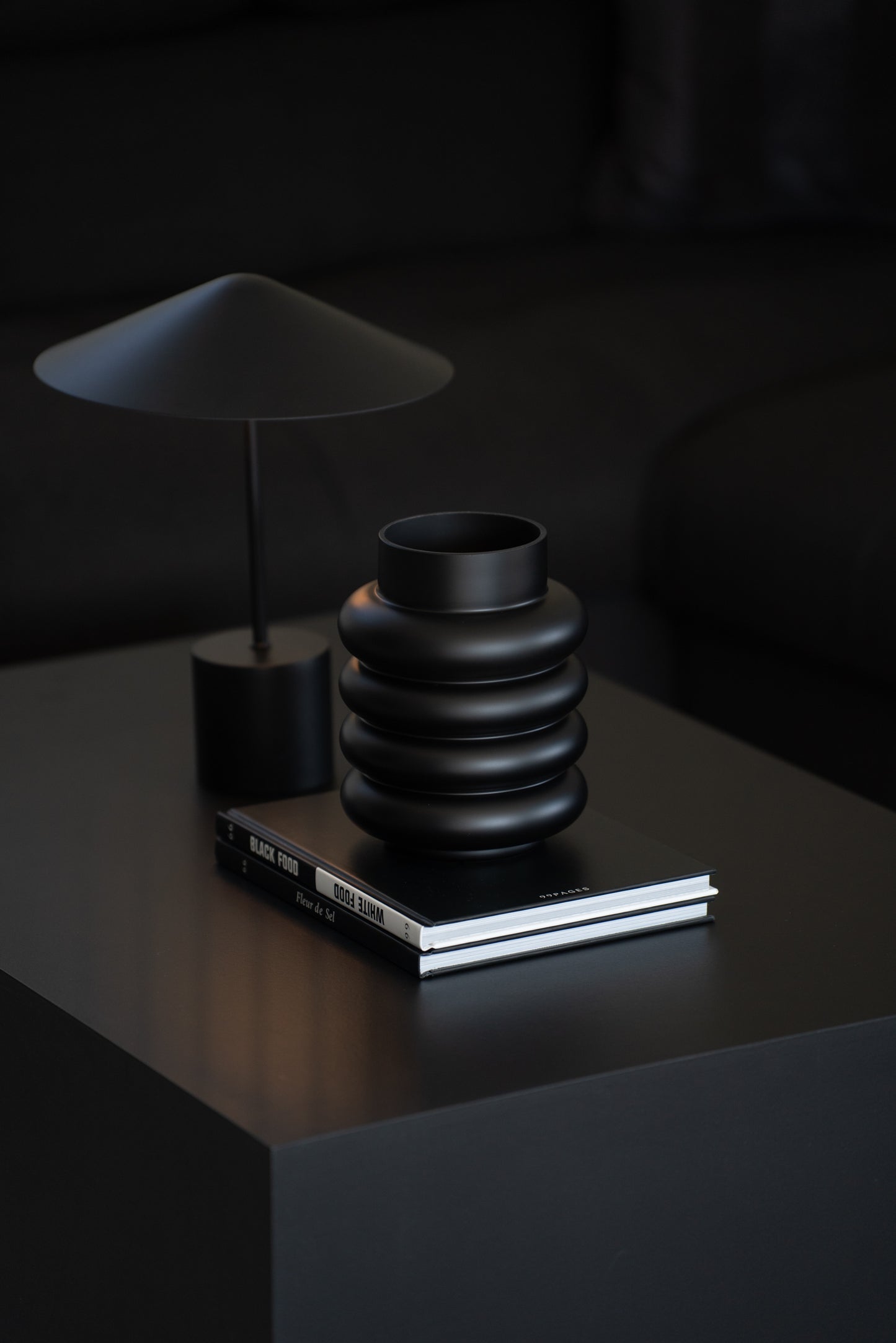Moderne Glasvase in Schwarz mit geriffelter Oberfläche als Wohnzimmerdekoration