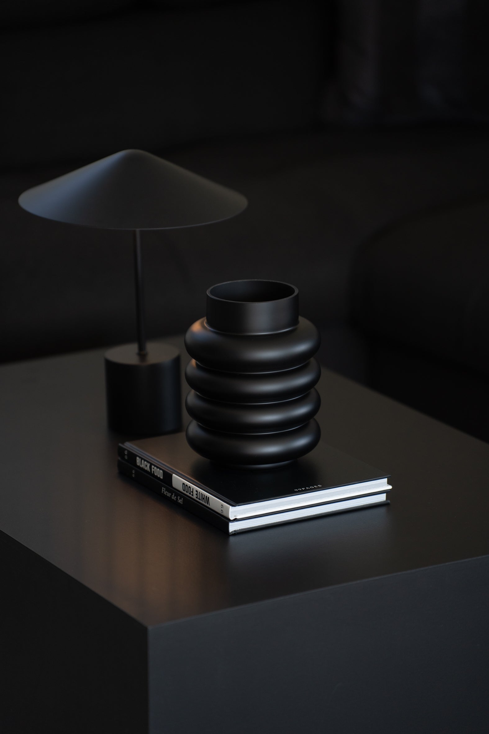 Moderne Glasvase in Schwarz mit geriffelter Oberfläche als Wohnzimmerdekoration