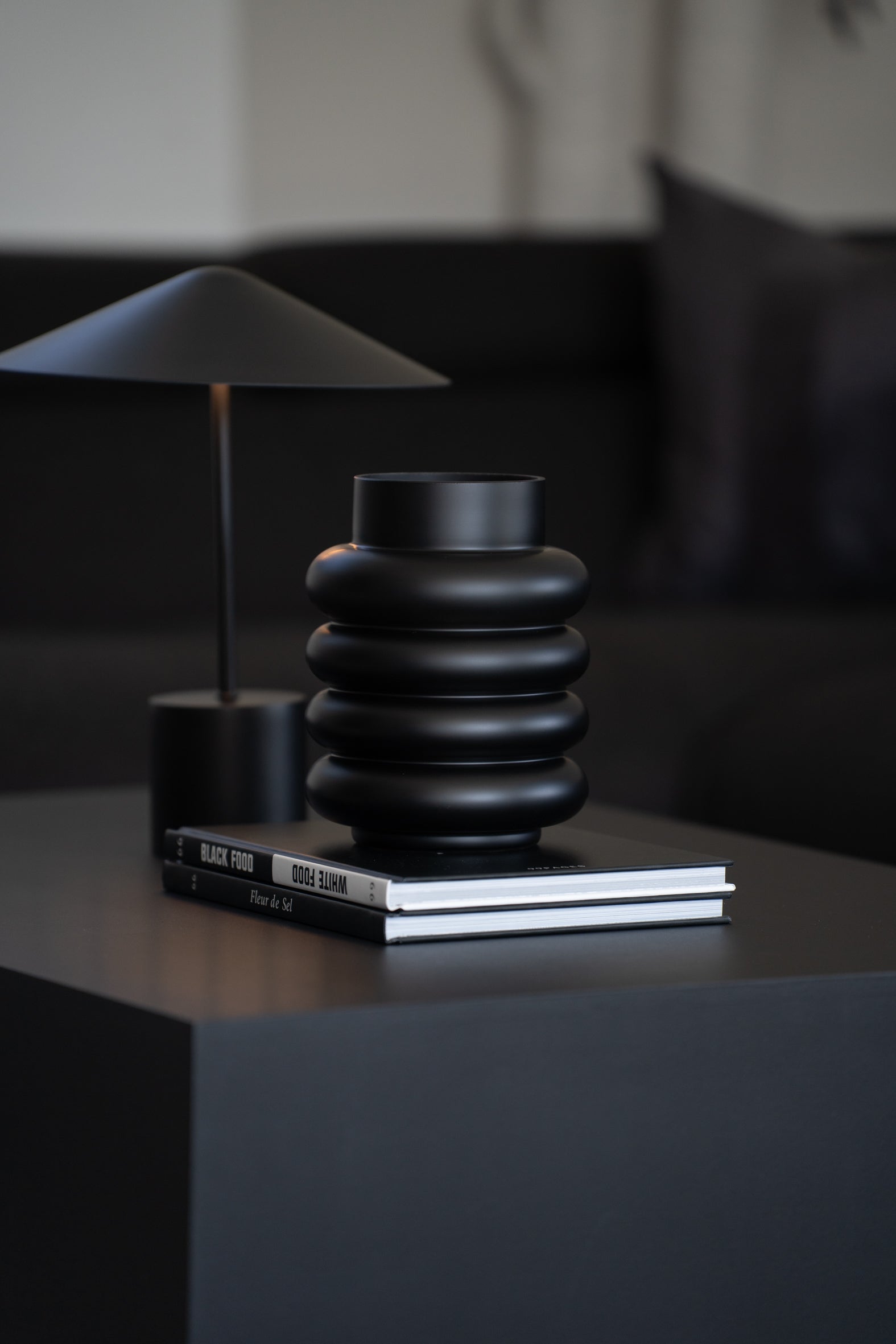 Moderne Glasvase in Schwarz mit geriffelter Oberfläche als Wohnzimmerdekoration