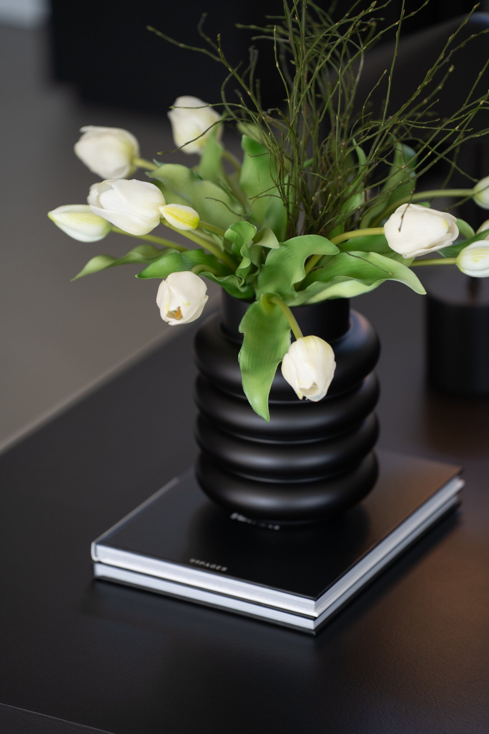 Moderne Glasvase in Schwarz mit geriffelter Oberfläche als Wohnzimmerdekoration