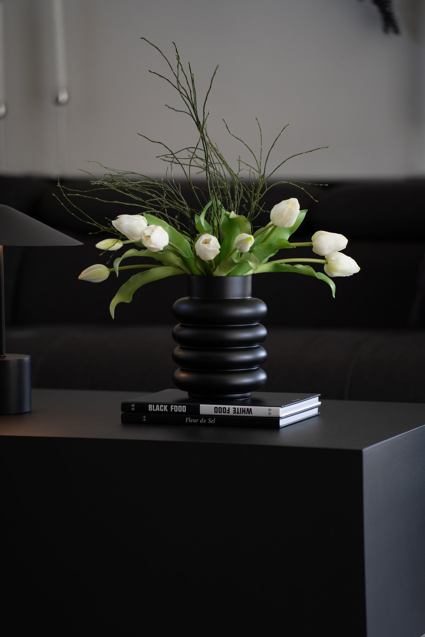Moderne Glasvase in Schwarz mit geriffelter Oberfläche als Wohnzimmerdekoration