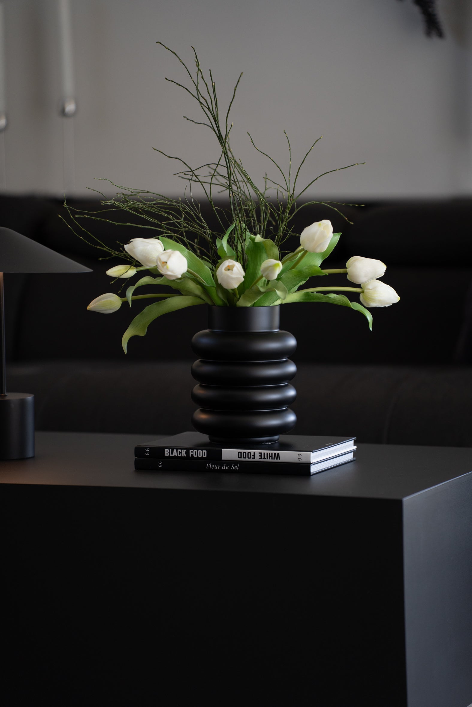 Moderne Glasvase in Schwarz mit geriffelter Oberfläche als Wohnzimmerdekoration