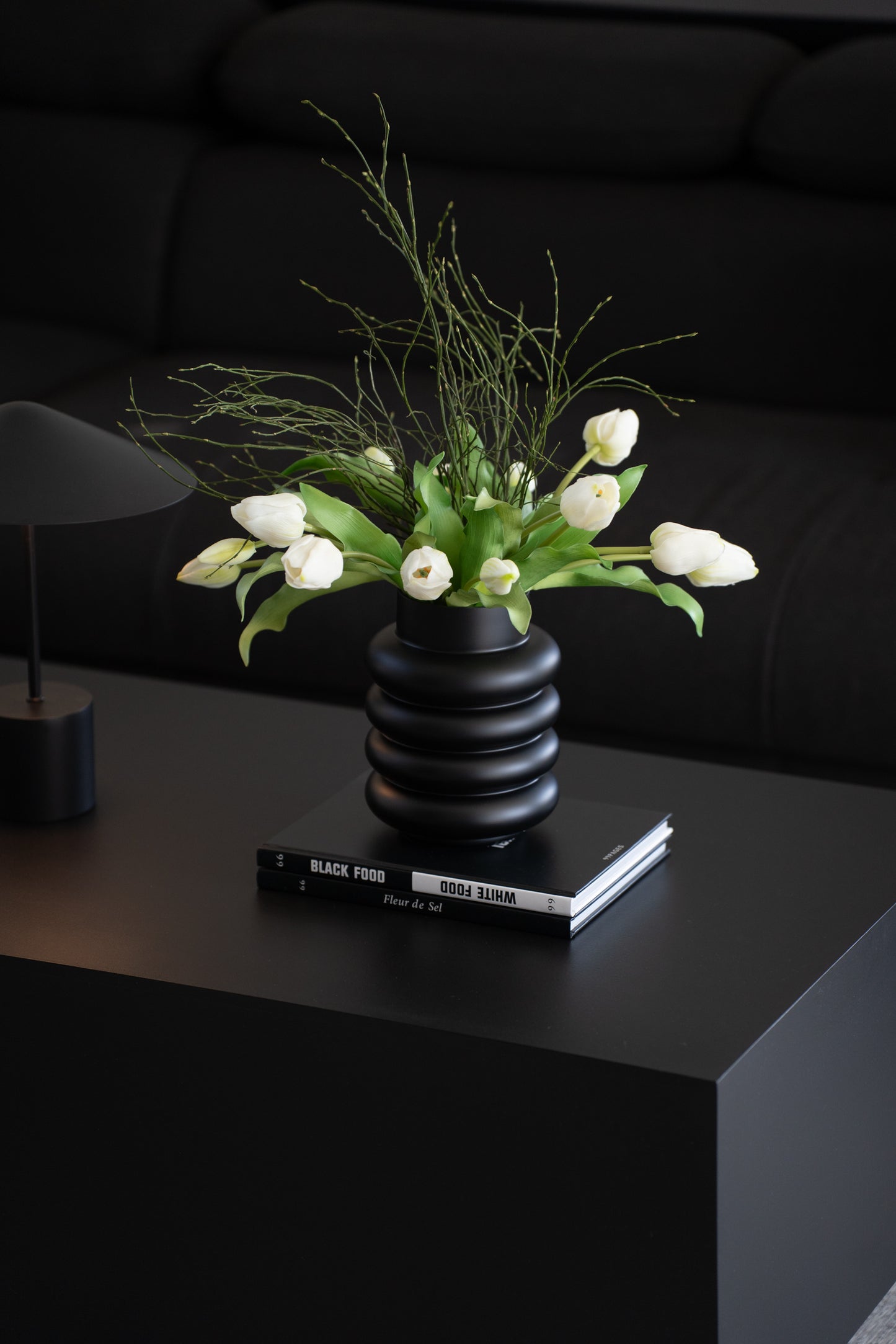 Moderne Glasvase in Schwarz mit geriffelter Oberfläche als Wohnzimmerdekoration