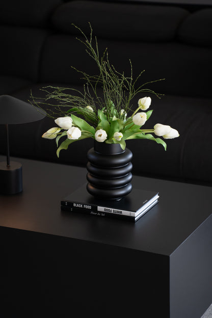 Moderne Glasvase in Schwarz mit geriffelter Oberfläche als Wohnzimmerdekoration