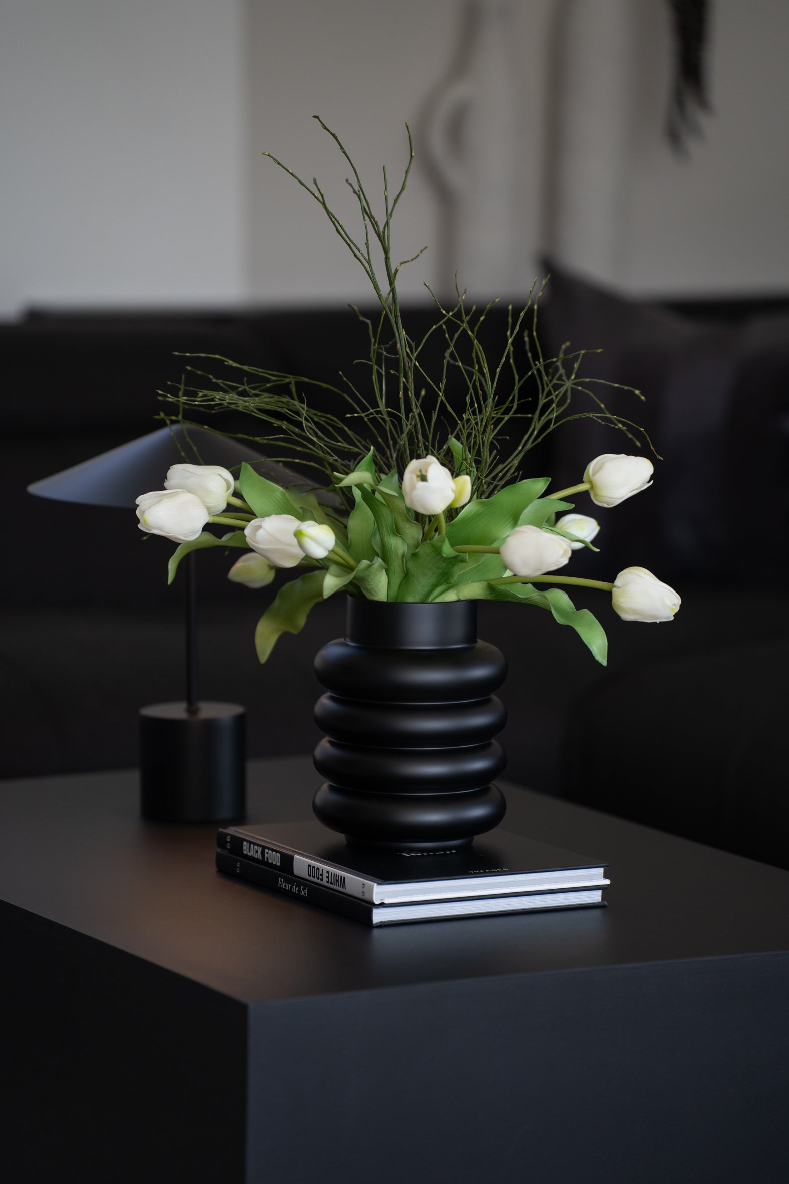 Moderne Glasvase in Schwarz mit geriffelter Oberfläche als Wohnzimmerdekoration