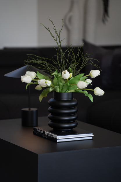 Moderne Glasvase in Schwarz mit geriffelter Oberfläche als Wohnzimmerdekoration