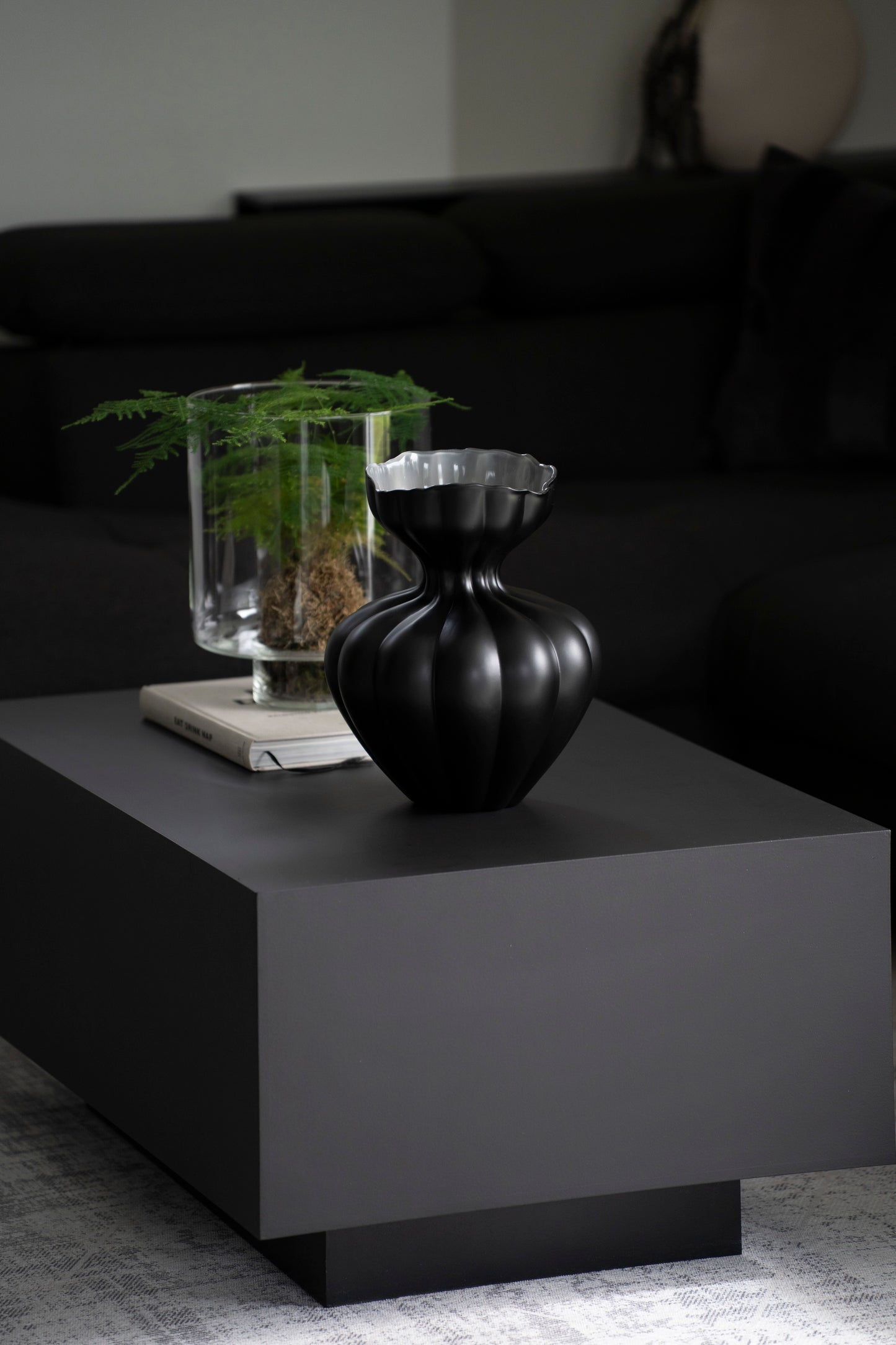Glasvase schwarz matt 33 cm – organische Design Vase modern
