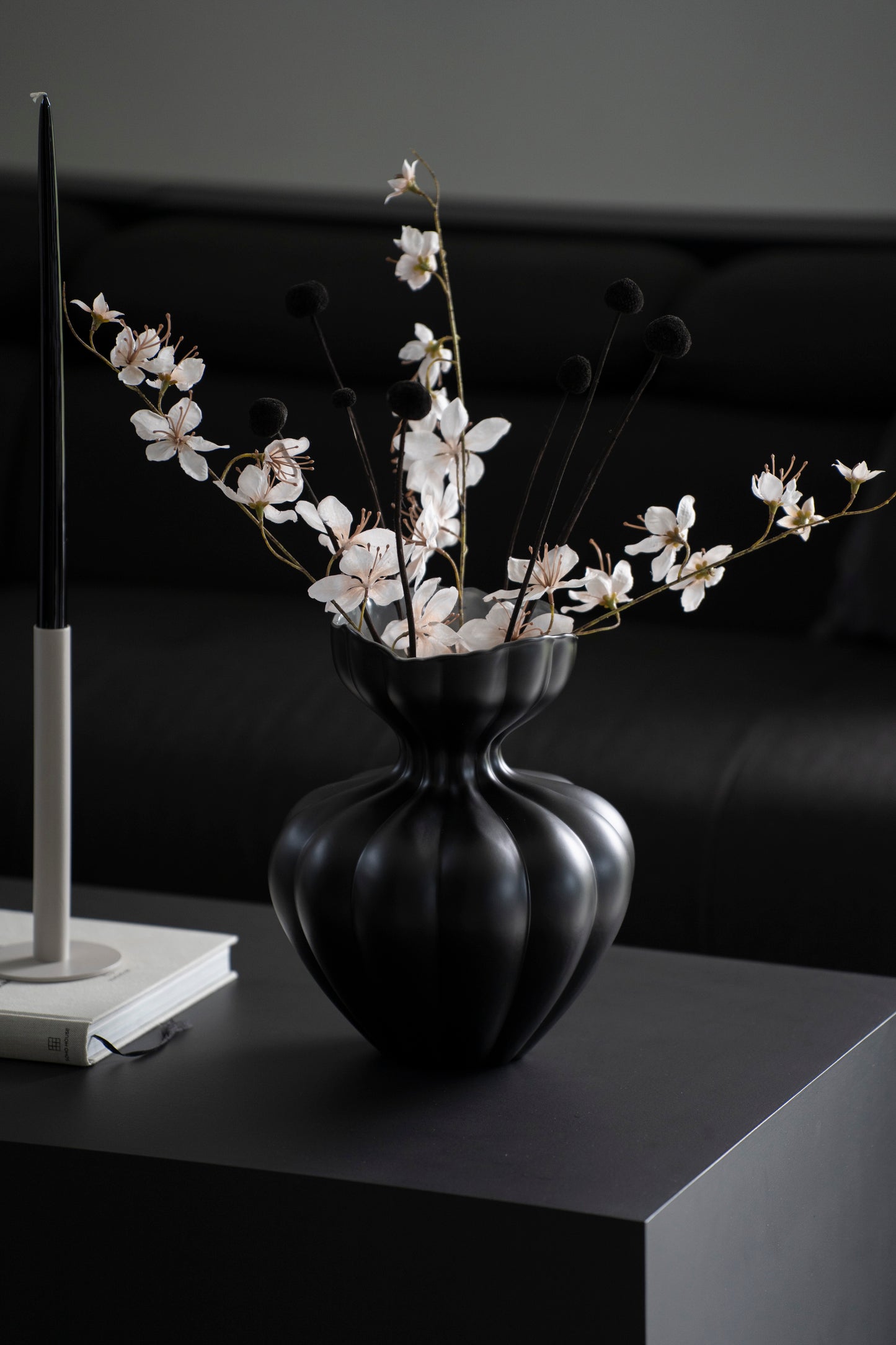 Glasvase schwarz matt 33 cm – organische Design Vase modern