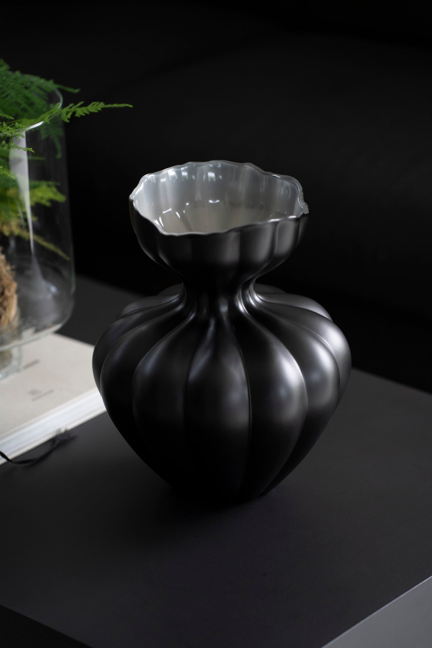 Glasvase schwarz matt 33 cm – organische Design Vase modern