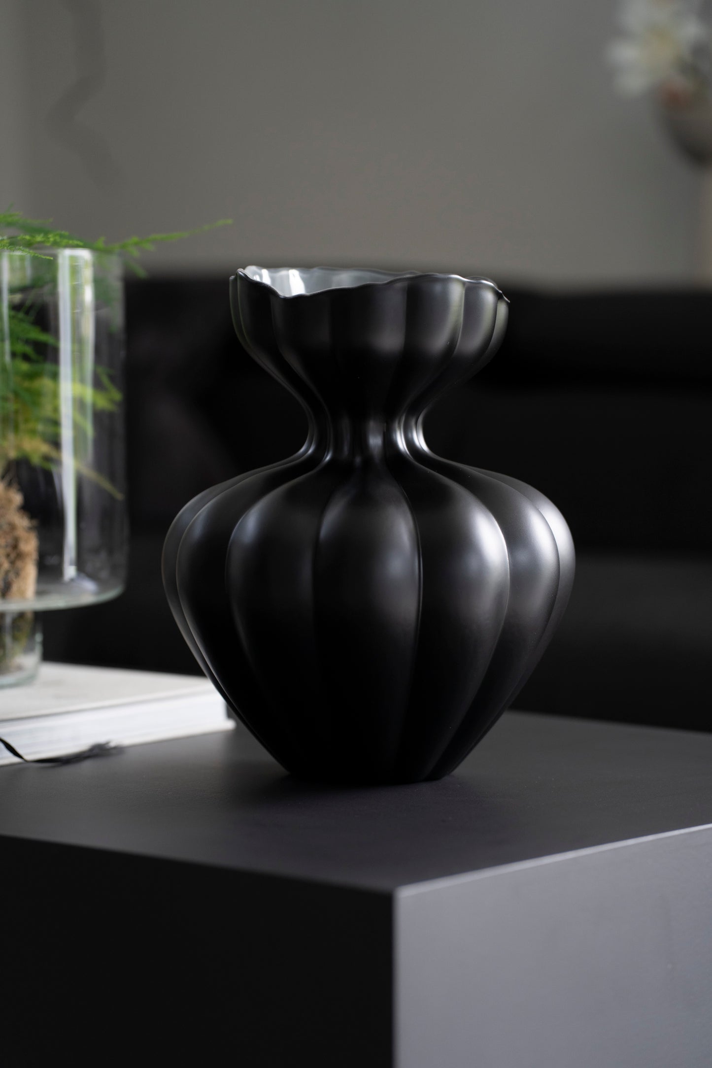 Glasvase schwarz matt 33 cm – organische Design Vase modern