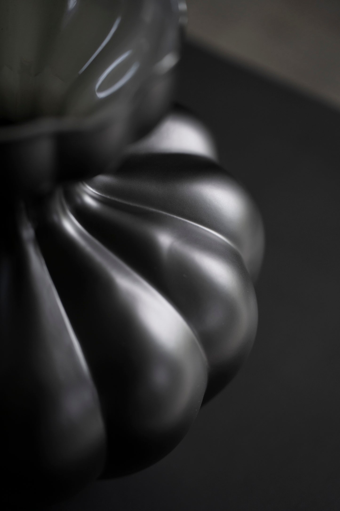 Glasvase schwarz matt 33 cm – organische Design Vase modern