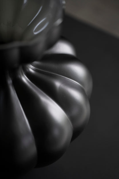 Glasvase schwarz matt 33 cm – organische Design Vase modern