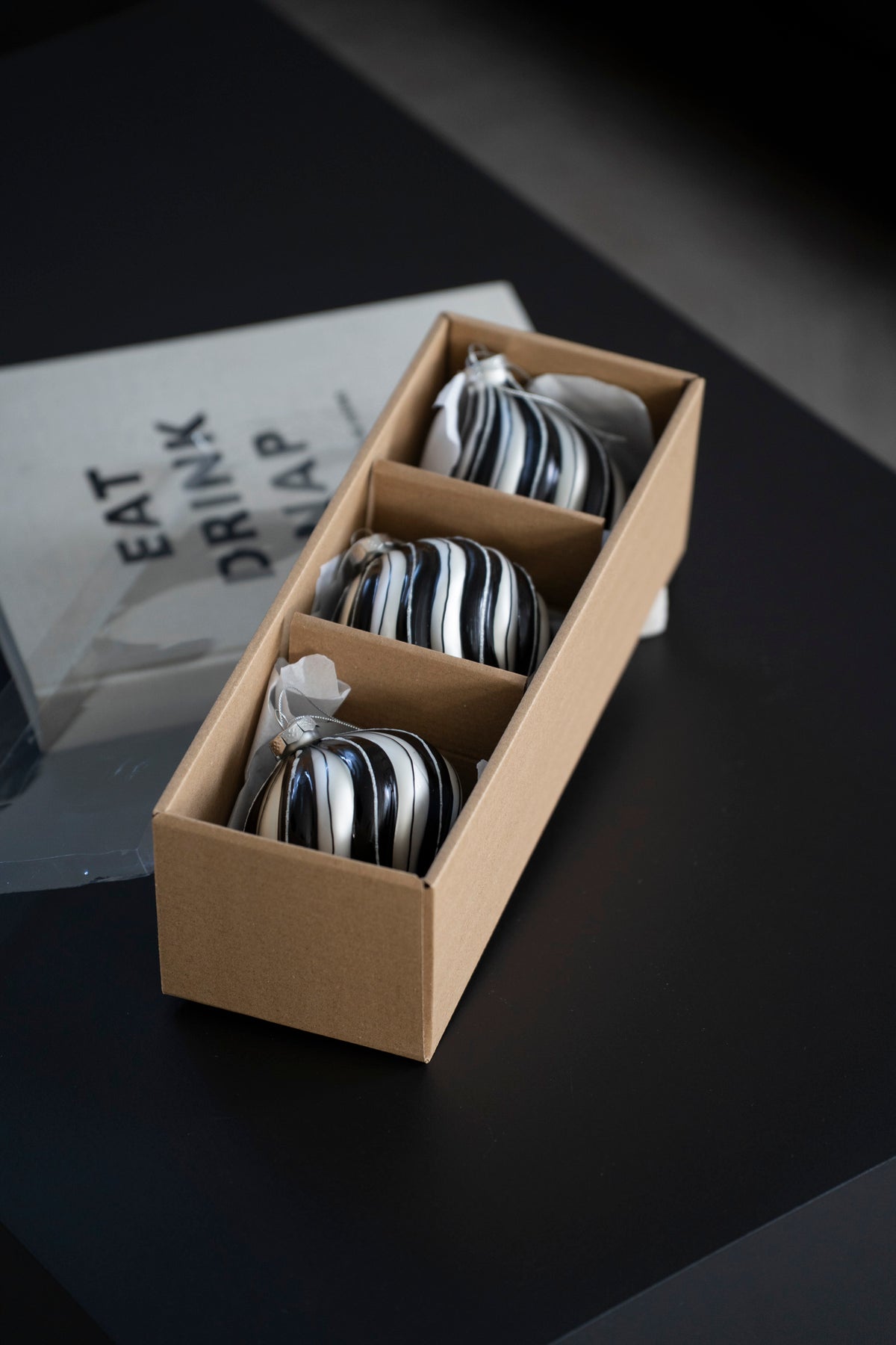 Handbemalte Weihnachtskugeln aus Glas, Schwarz-Weiß-Silber, 3er-Set