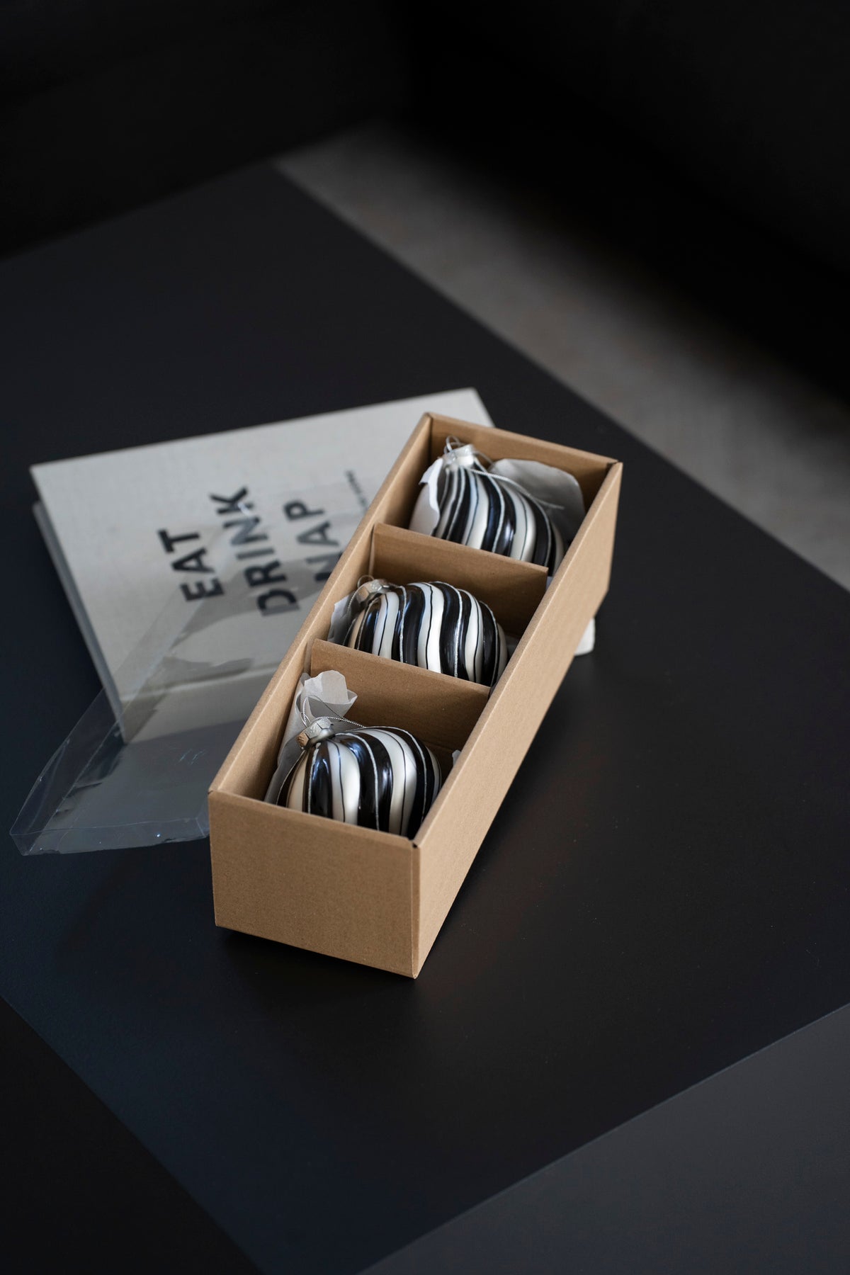 Handbemalte Weihnachtskugeln aus Glas, Schwarz-Weiß-Silber, 3er-Set