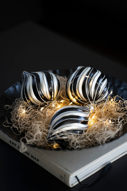 Handbemalte Weihnachtskugeln aus Glas, Schwarz-Weiß-Silber, 3er-Set