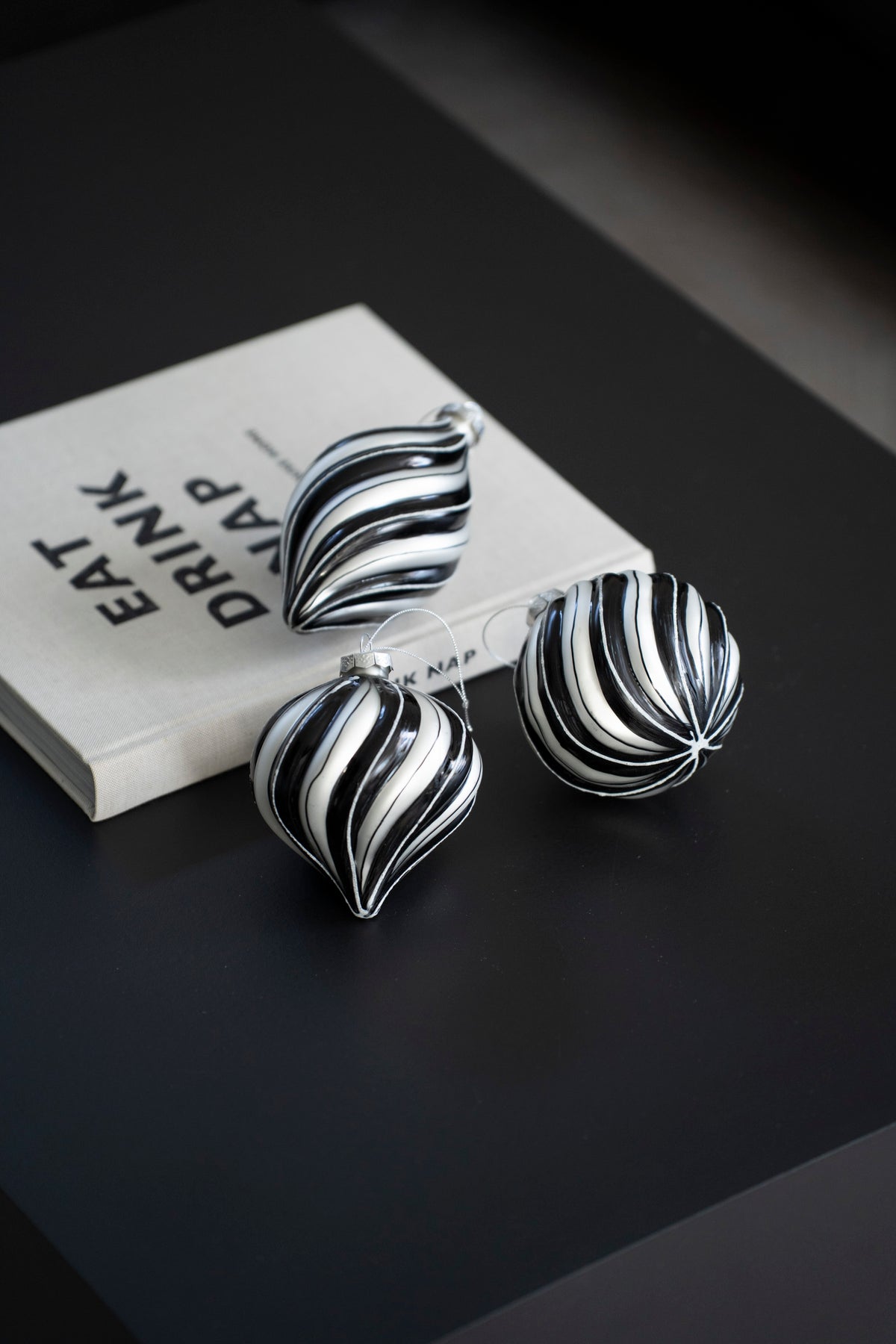 Handbemalte Weihnachtskugeln aus Glas, Schwarz-Weiß-Silber, 3er-Set