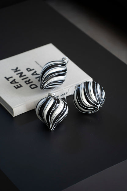 Handbemalte Weihnachtskugeln aus Glas, Schwarz-Weiß-Silber, 3er-Set