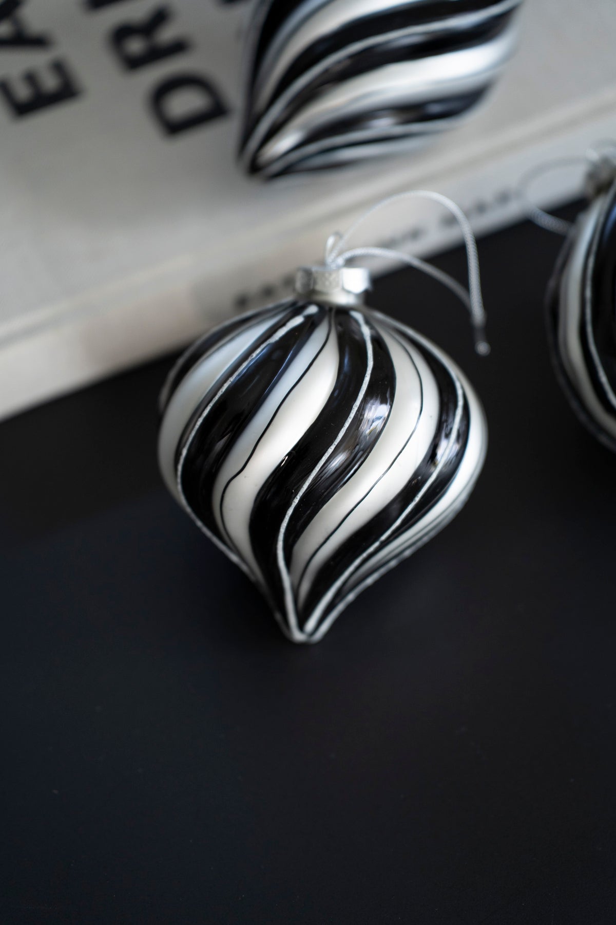 Handbemalte Weihnachtskugeln aus Glas, Schwarz-Weiß-Silber, 3er-Set