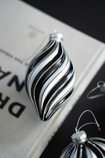 Handbemalte Weihnachtskugeln aus Glas, Schwarz-Weiß-Silber, 3er-Set